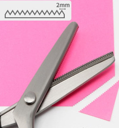 🥳2026 HOT SALE🥳💞50K+ SOLD! ✂️🧵 50% OFF! Serrated Sewing Scissors – zigzag blades stop fabric fraying. Ultra-sharp stainless steel cuts clean to the tip – perfect for quilting, sewing & crafts! 🪡✨